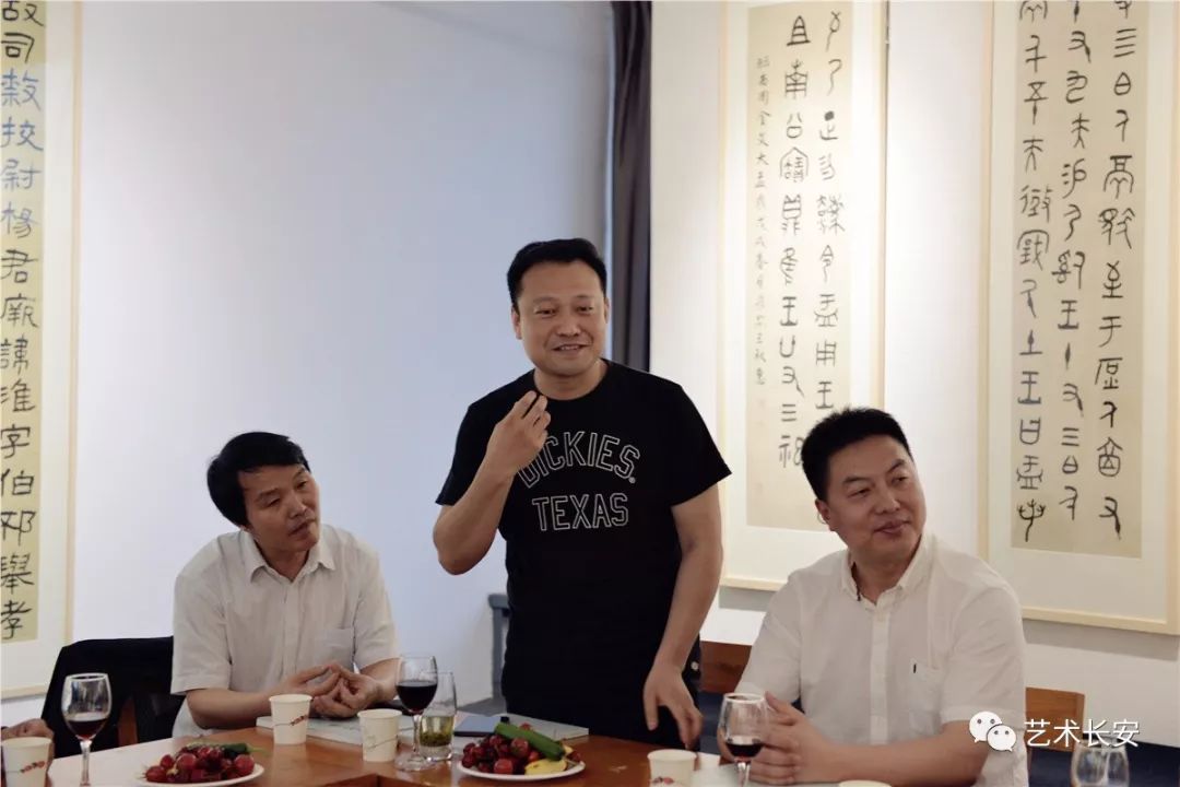 杨晓辉主持本次读书会