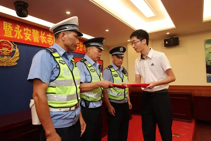 叶伟光(巡警大队民警:千钧一发之际冒死勇救轻生女子