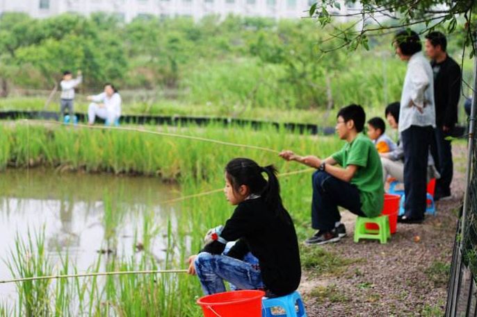 在这里,不仅可以享受垂钓的乐趣,还能吃 "全小龙虾席".