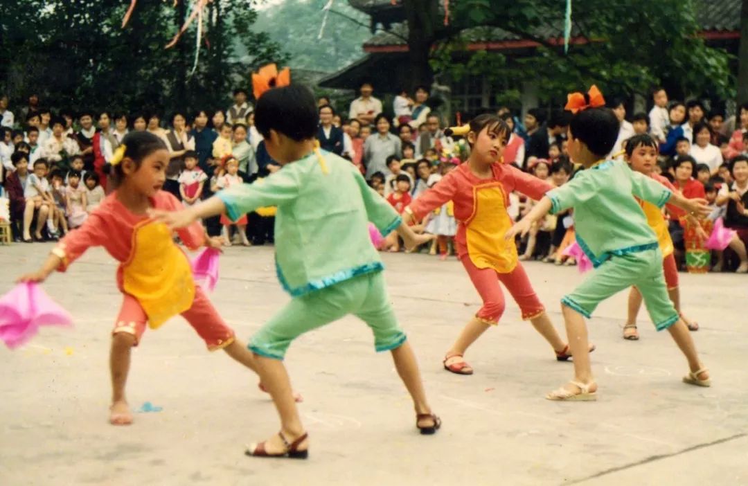 △90年代温江柳城幼儿园的庆六一活动现场