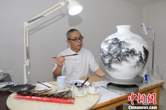 广东省陶瓷艺术大师黄建宏与梅州工艺美术师黄进添,张志刚联手纯手工