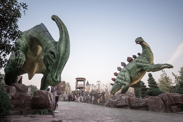 恐龙园运用情景营造手段再现中生代特有的生存环境,使中华恐龙馆突破图片