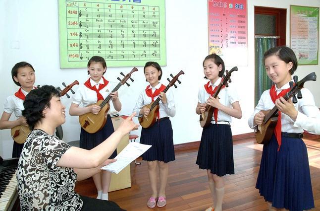 朝鲜:学生们大声唱着革命歌谣进校门