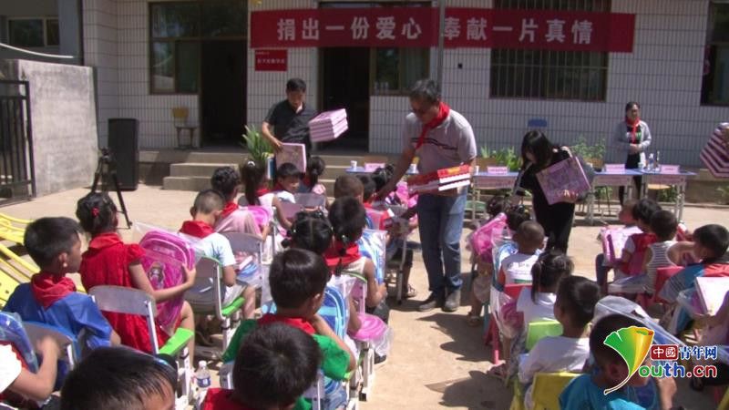 爱心企业到保定阜平县北果园乡东下庄小学献爱心