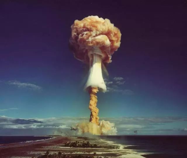 1946年6月30日,美国继在日本扔下了原子弹之后,又在太平洋的比基尼
