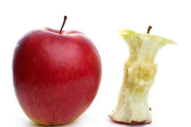 其实正确的苹果吃法是由下往上吃,把苹果籽吐掉,这样吃的话你会发现