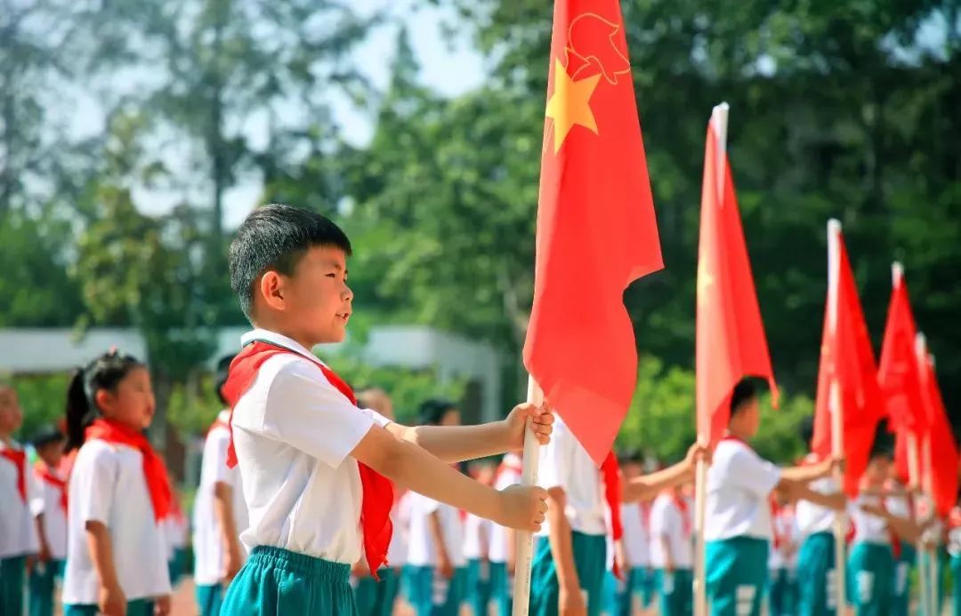 "瞧,我是一名小小少先队员!"濮阳近千名小学生集体戴上红领巾!