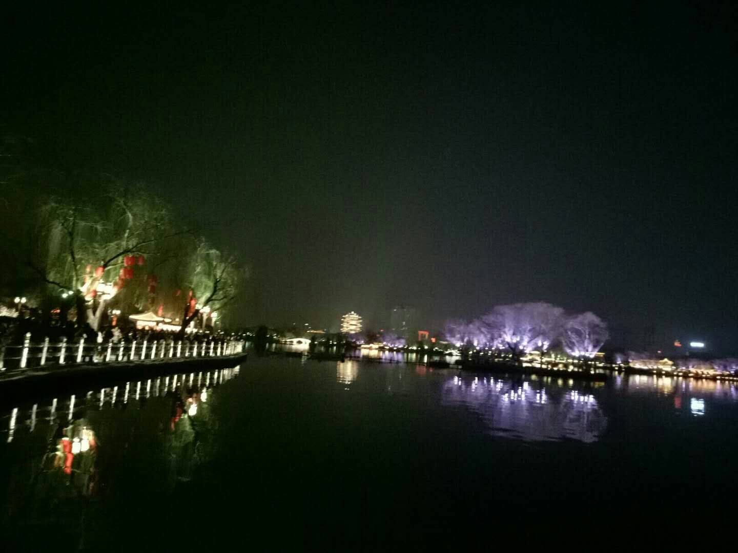 山东济南大明湖夜景 游客都有福了 老区还是免费旅游