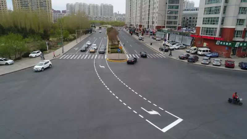 【懂车小哥】路口导向指示箭头再延三十米, 哈市交警优化交通标线施划