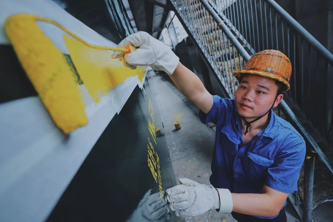 由于油漆味非常刺鼻, 油漆工必须用帽子, 两层加厚口罩和防面具 &