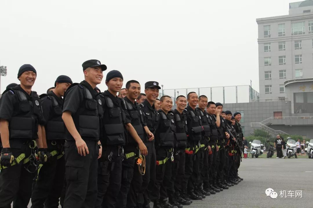 北京反恐特警总队展现不一样的骑士风采