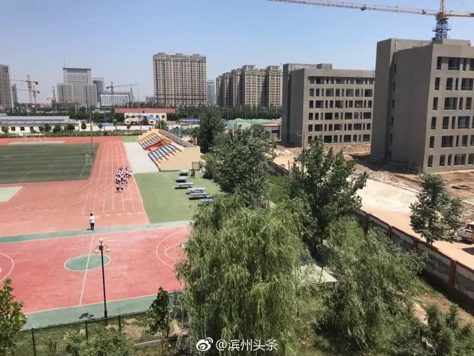 教育 正文  近日,滨州黄河一路,渤海十六路附近的渤海中学的教师反映