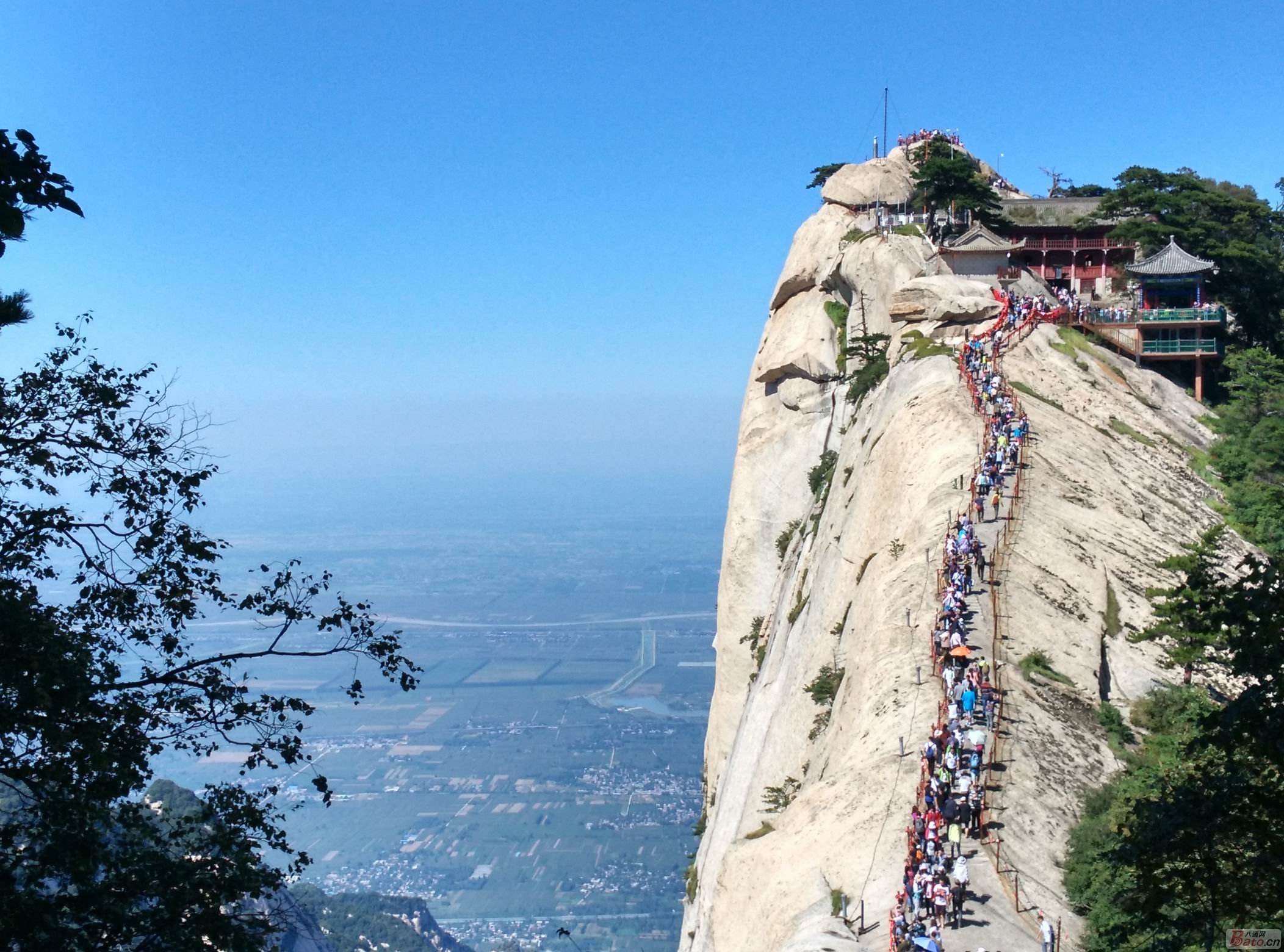 宽不足一米的山脊,这便是华山著名险道之一的"苍龙岭" 以其苍黑色的