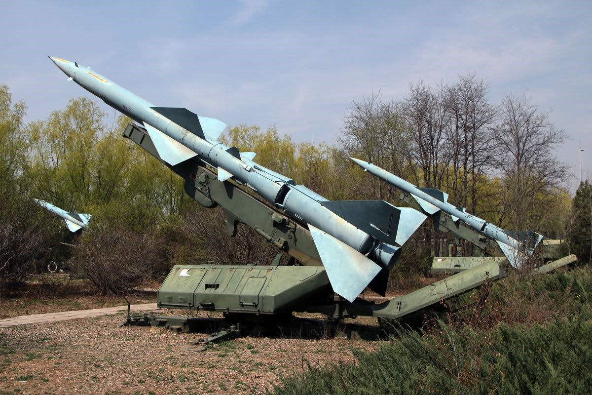 该弹以苏联c-75/萨姆-2型地空导弹为基础改进而来,并有着非常辉煌的