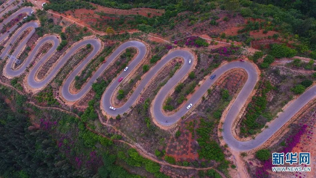 宜良六十八道拐 俯瞰昆明盘山公路险与美