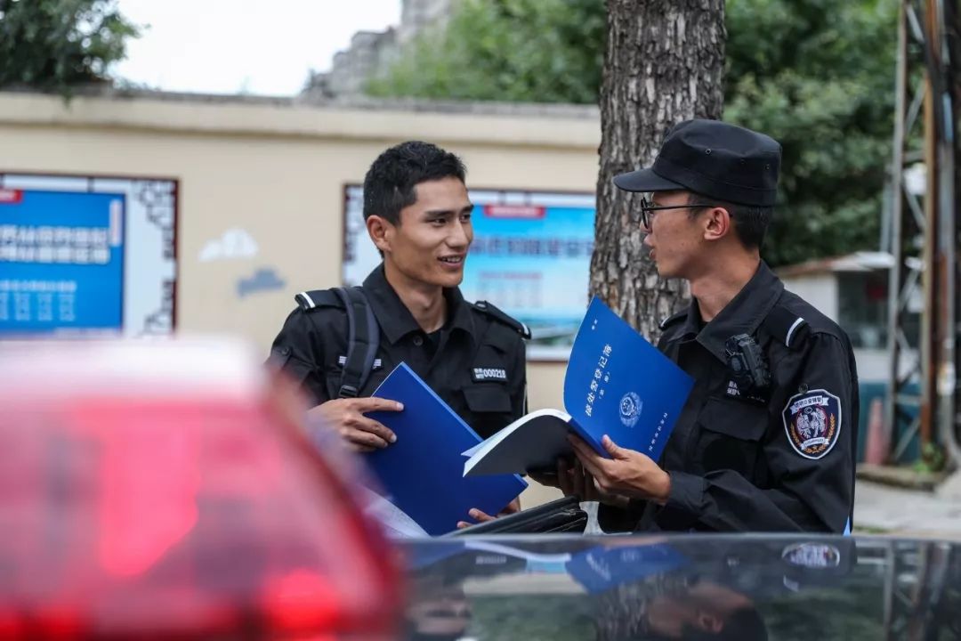 维护治安,服务群众,将警力投向百姓身边.