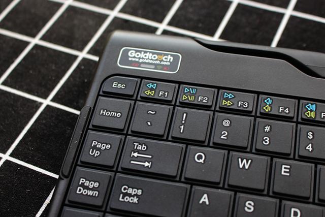 键盘的左上角为品牌logo,侧边采用了流线型设计,键帽的标识感很强