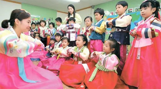 韩国的儿童节是5月5日,每年节日来临之前,韩国的父母们都要给自己的