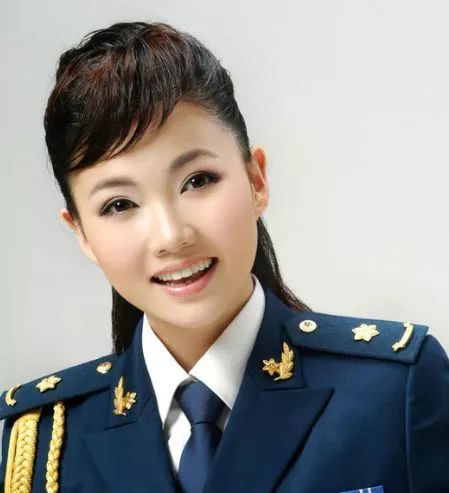 歌手/王莉 王莉,空政文工团青年女高音歌唱家 一级演员 第五代