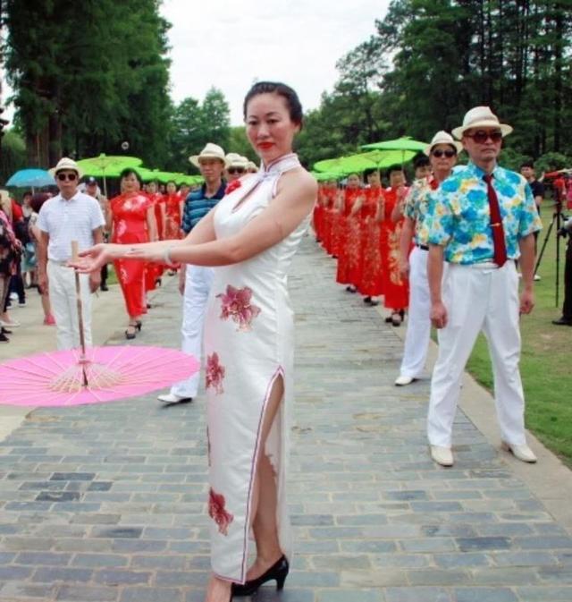 湖北旗袍丽人为武汉东湖梨园湖畔增添了一道更靓丽的