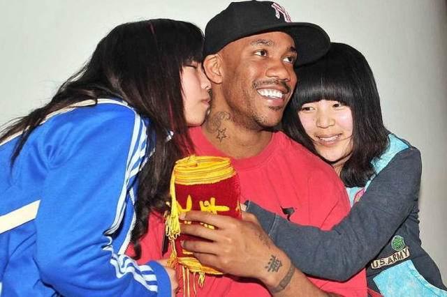 NBA球员在中国：马布里3获CBA总冠军，阿泰斯特却抱得美人归！