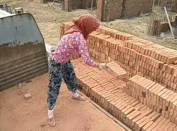 大妈搬砖日赚上千,搬一车砖轻轻松松,看到她搬砖的方式让人佩服