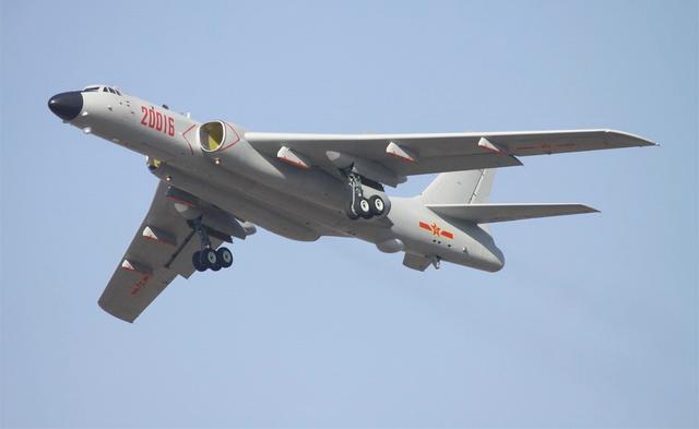 中国空军轰-6k轰炸机