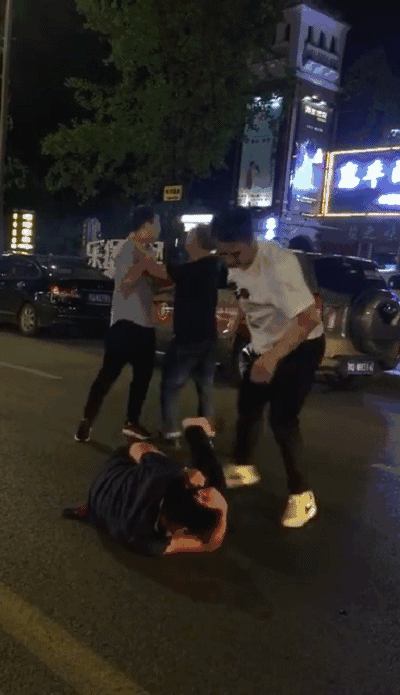 社会 正文  前天晚上,宜宾上江北伊顿公馆外面一起打架斗殴事件,几个