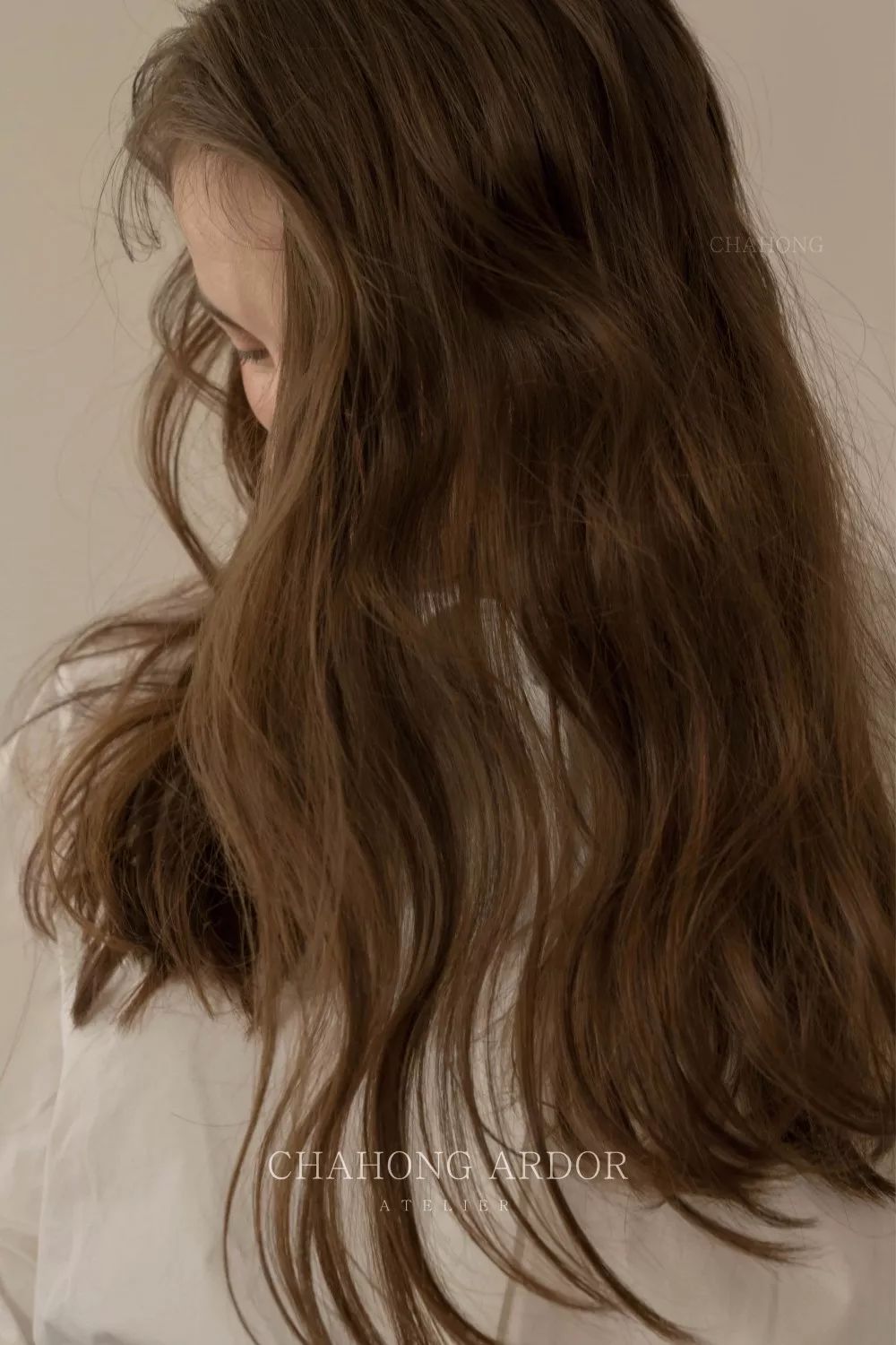 中长发的橄榄褐发色,齐眉刘海搭配慵懒卷▼▼檀棕直发的中长发,即便