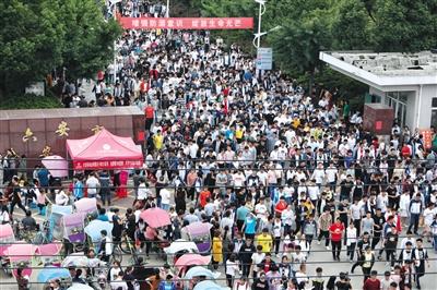 6月2日,毛坦厂中学,下课的学生走出校门吃晚饭.