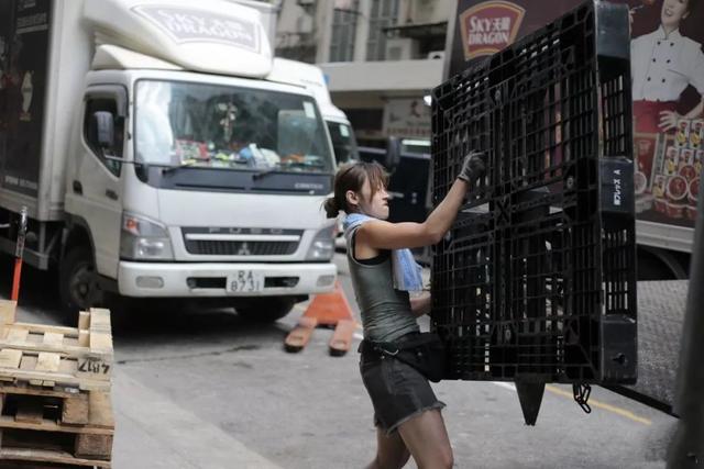 香港最美搬运工,开货车搬重物,身材性感火爆网络