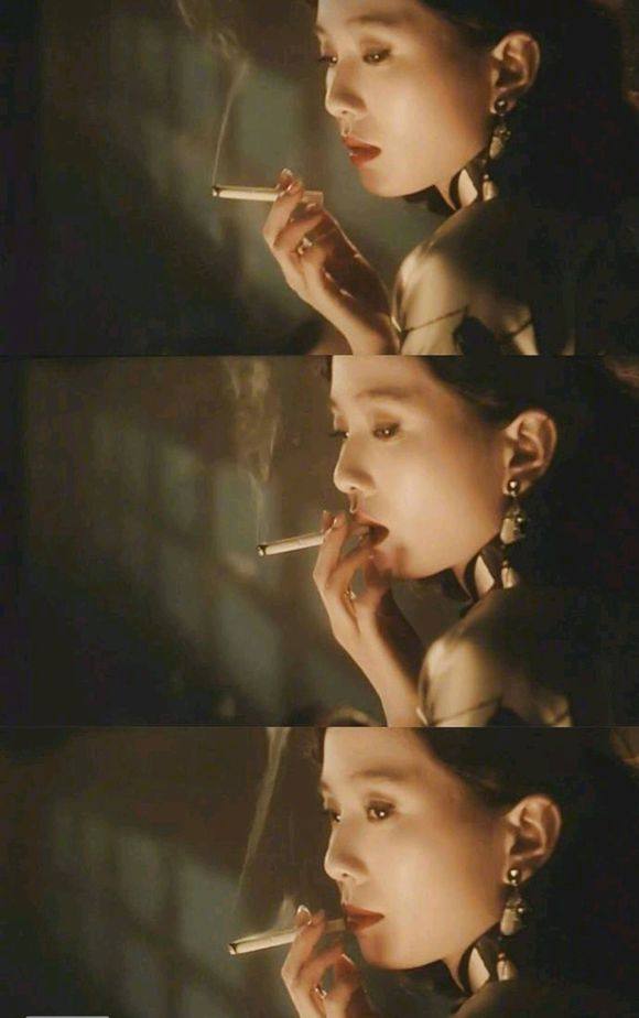 影视剧女星抽烟镜头对比,刘诗诗不会抽烟,最后一个经典了!