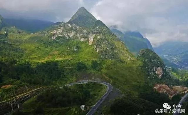 从六盘水出发,公路的尽头是驰名中外的黄果树大瀑布,从黄果树出发