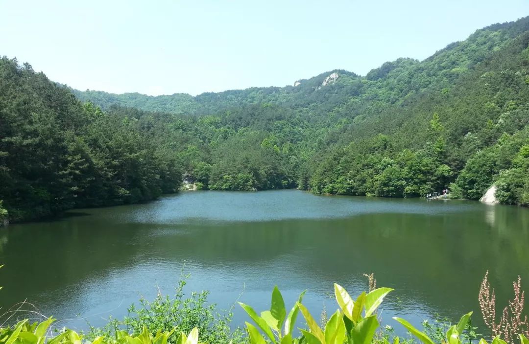 是"森林沐浴"的最佳去处,高山环抱的天池水如明镜,清澈见底.