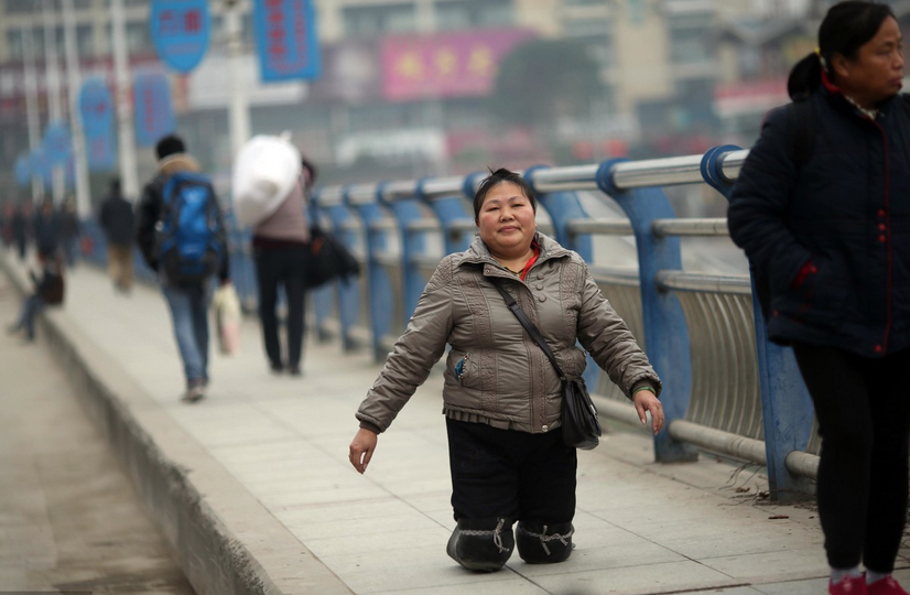 到了跟前,才发现她是跪着走路的.