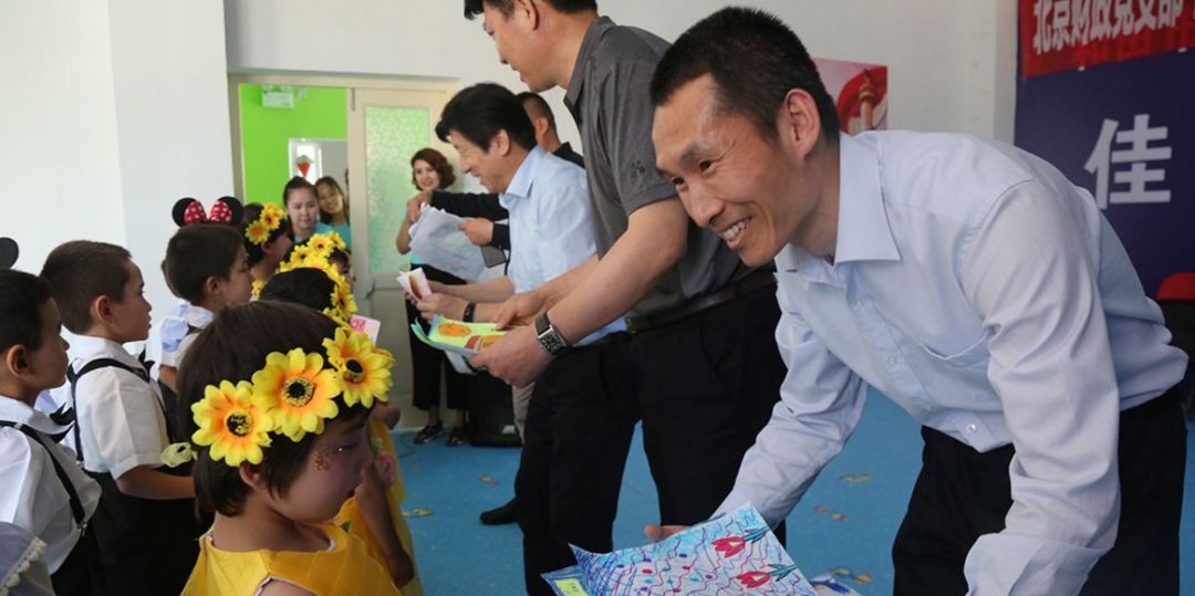 北京援疆干部收到和田市古江巴格乡佳苗幼儿园的学生送的绘画作品.