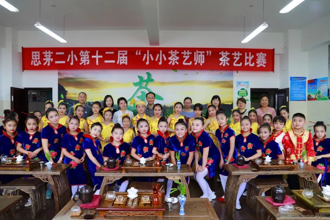 思茅二小茶艺比赛5月1日,来自海棠小学教育集团的八位老师来到云南