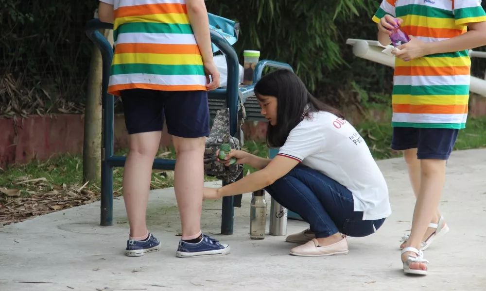 长春奥德曼夏令营:辅导员日记  我正长长舒一口气,小朋友指着我的脚说