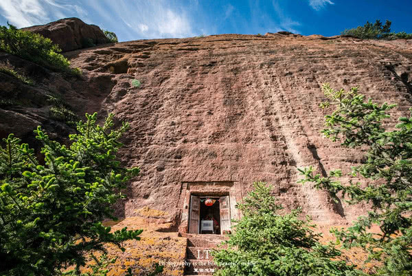 这座山有个近90度陡峭的古石梯,还能让三教在此和平