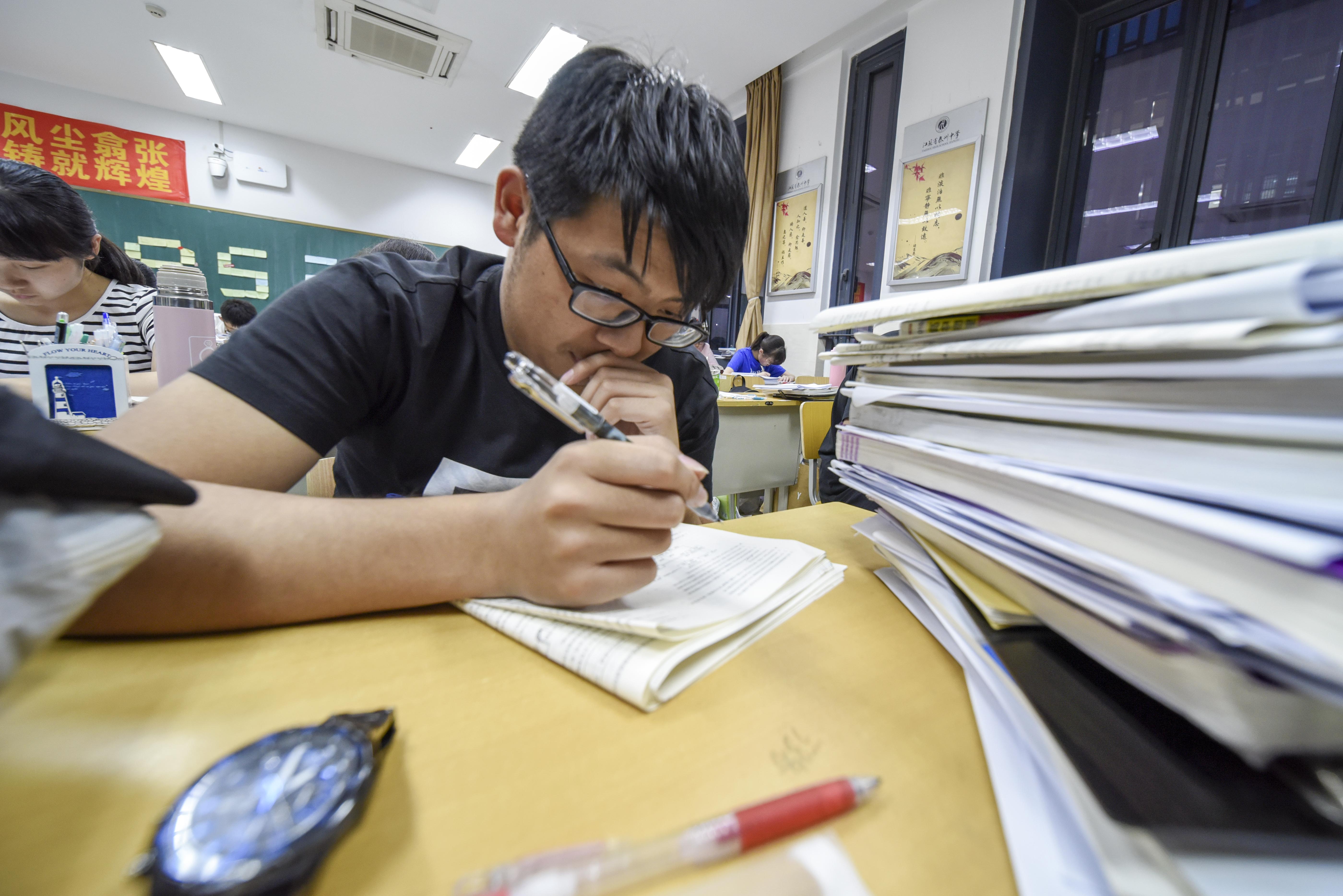 江苏泰州:"千禧宝宝"挑灯夜战冲刺高考