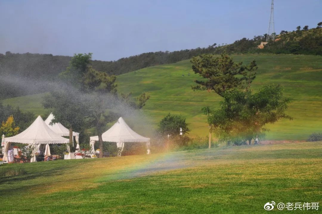 三寰牧场属原生态山林文旅复合型牧场,三面环山,林木葱郁,繁花似锦,负