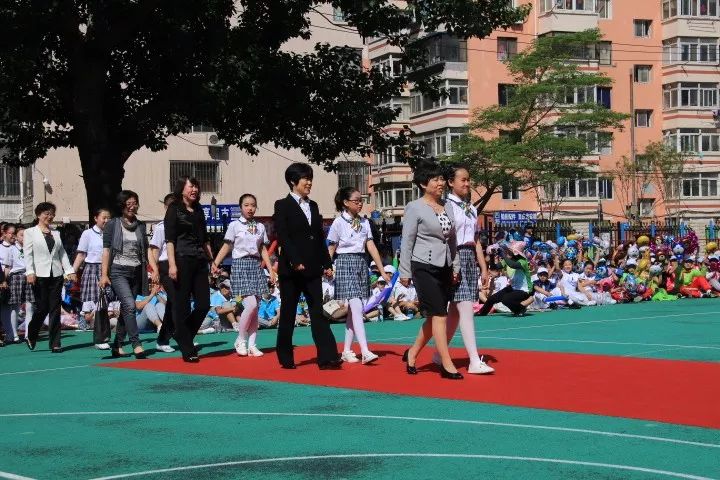 大连市职业女性联谊会女企业家分会参加兆麟小学庆"六一"表彰暨体育