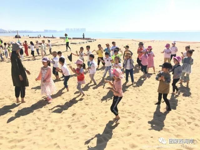 西海岸新区青少年活动中心举行庆六一沙滩亲子运动会