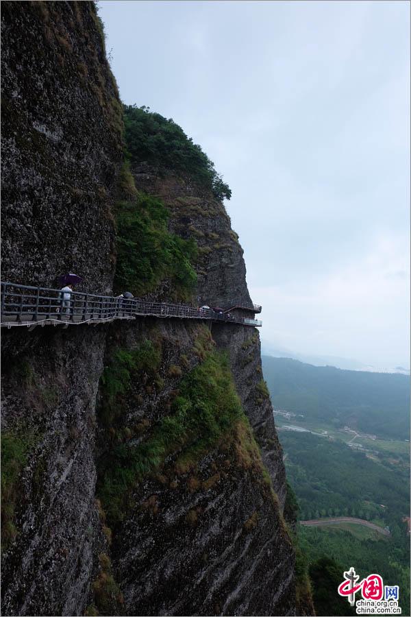 江西最长的高空玻璃景观亮相龙南南武当景区