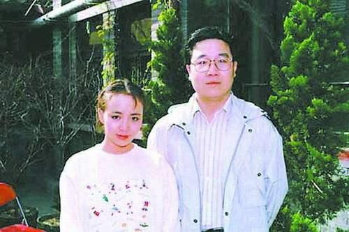 娱乐 正文  张丰毅现在的妻子霍凡比他小14岁,1994年春节过后,张丰毅