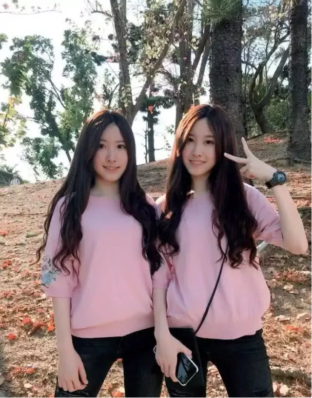 娱乐 正文  小时候这对双胞胎姐妹,sandy(周玗希)& mandy(周玗函)真的