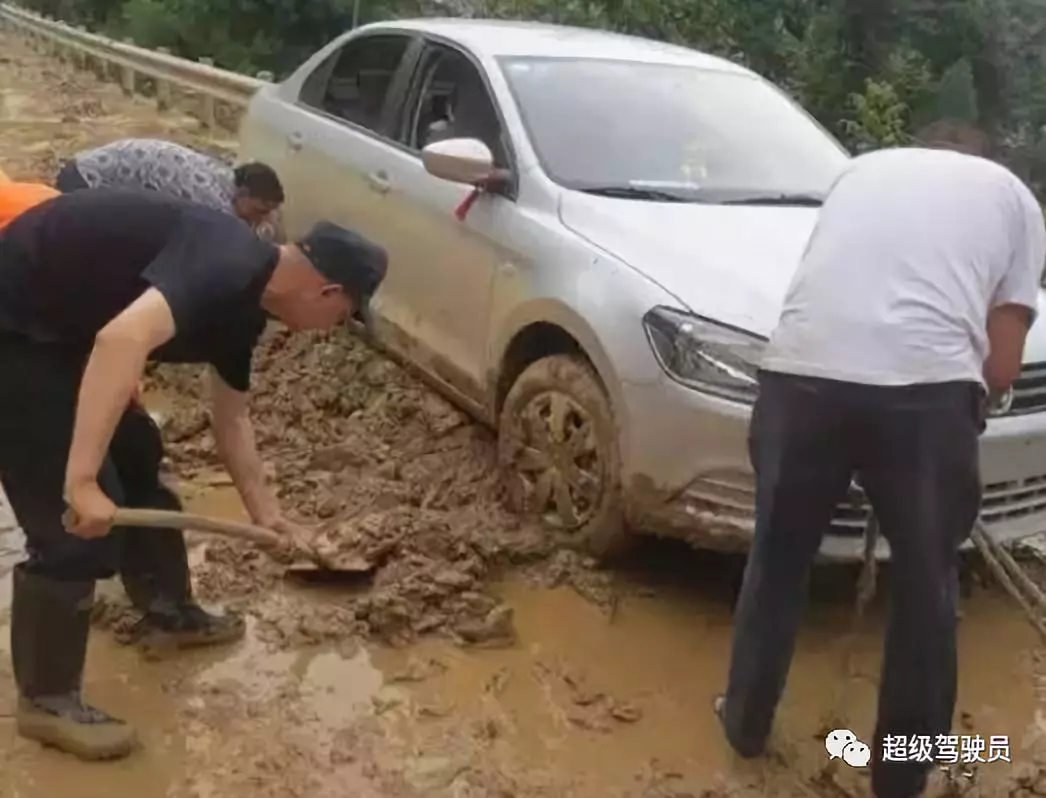 非洲兄弟俩开卡车接力运货，大型陷车现场引得游客围观拍照-大牛纪录-大牛纪录-哔哩哔哩视频