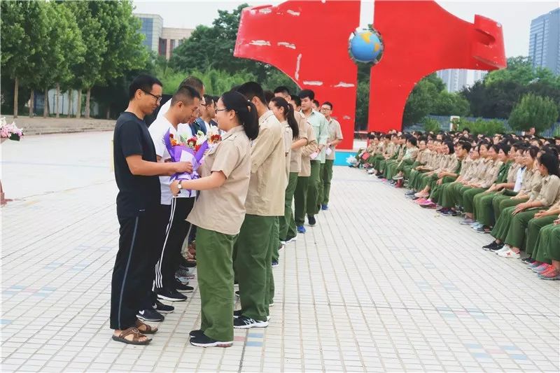 广饶一中二校区举行高三毕业典礼