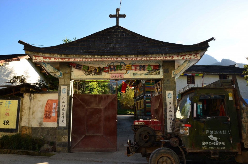 在云南怒江大峡谷,有个很奇怪的现象,几乎每个村庄都有教堂