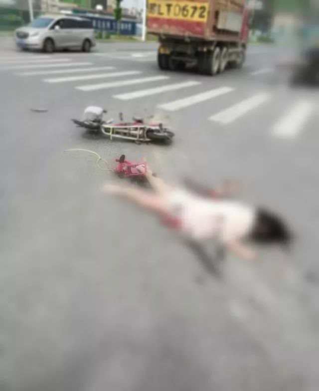 太惨| 又是渣土车!谷阳路汝山路口,一年轻女子被碾压身亡